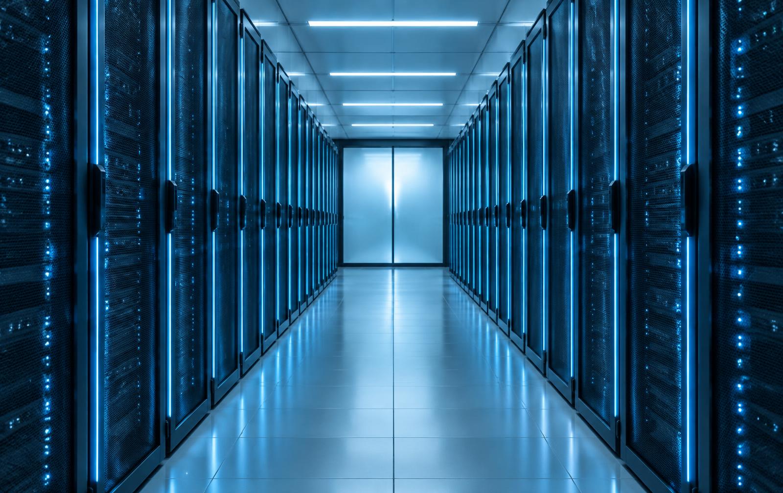 Coridor de centru de date iluminat în albastru